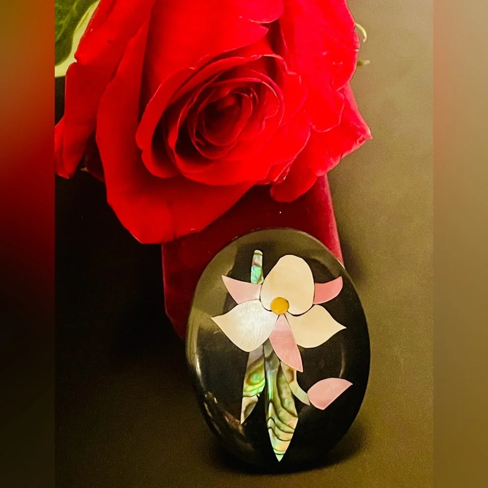 Vintage Mother of Pearl and Abalone Floral Design Brooch - Picture 7 of 8